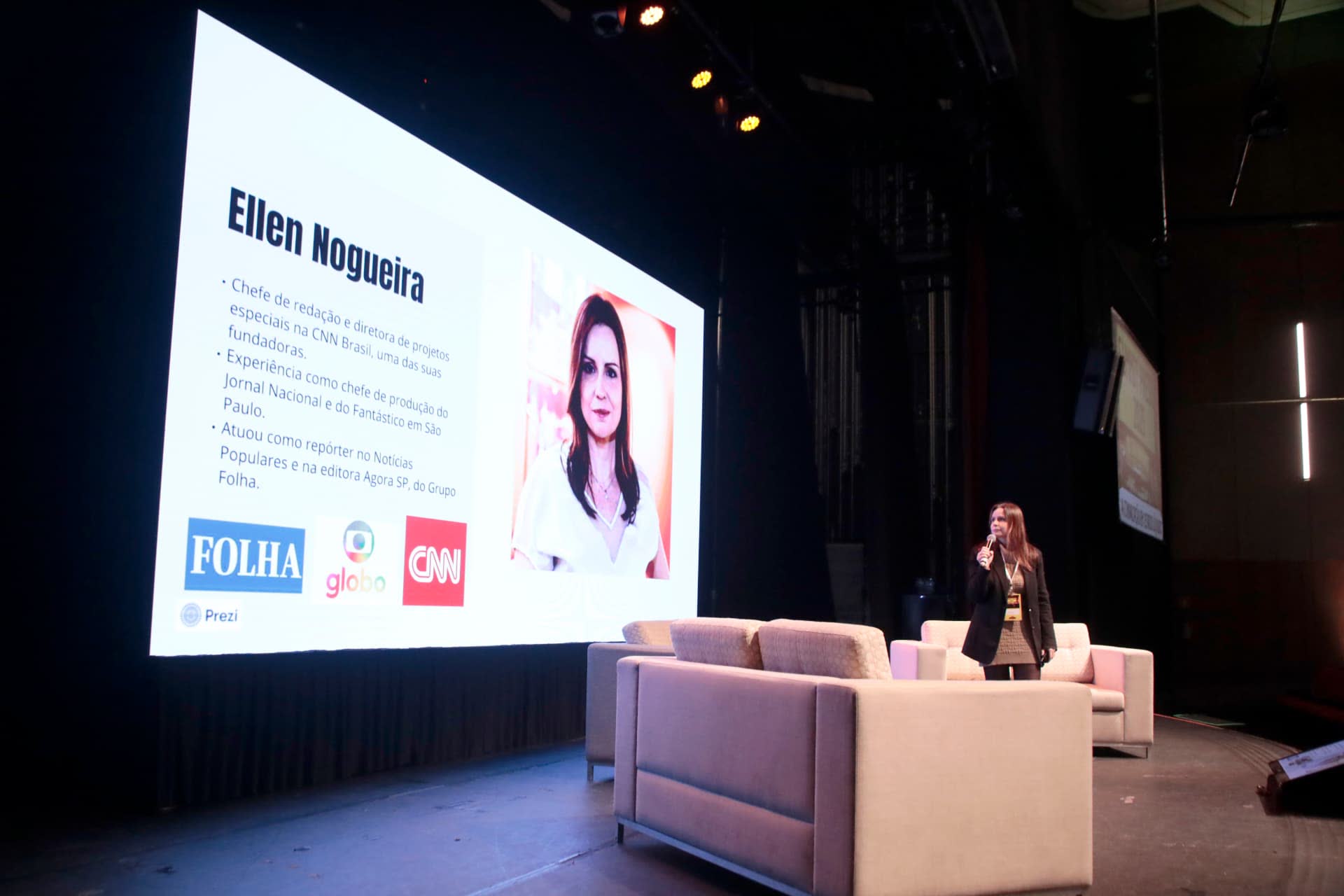 Apresentação sobre Ellen Nogueira, chefe de redação da CNN Brasil, no telão do Summit Press