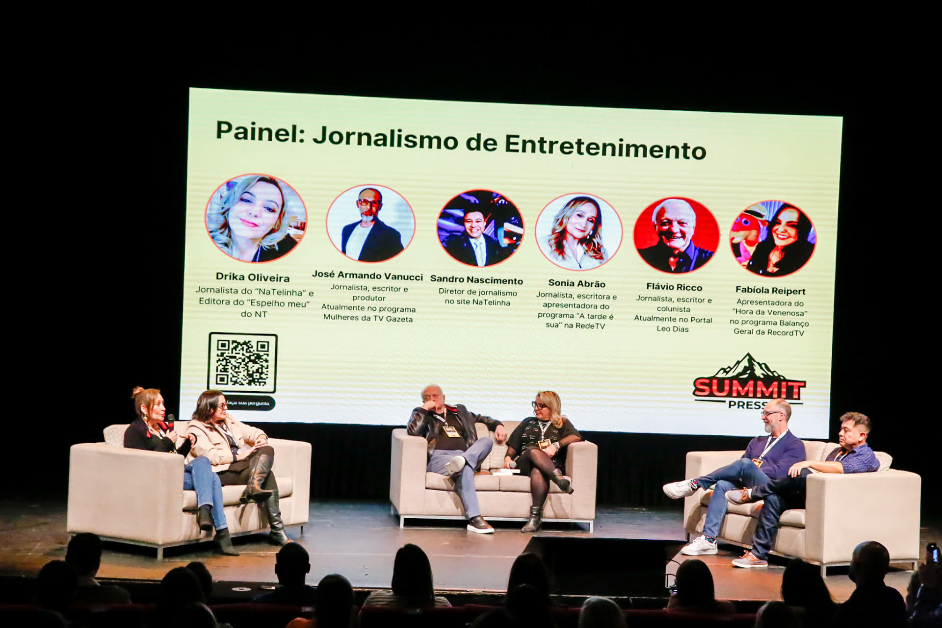 Painel Jornalismo de Entretenimento no palco do Summit Press, com seis convidados sentados diante do telão